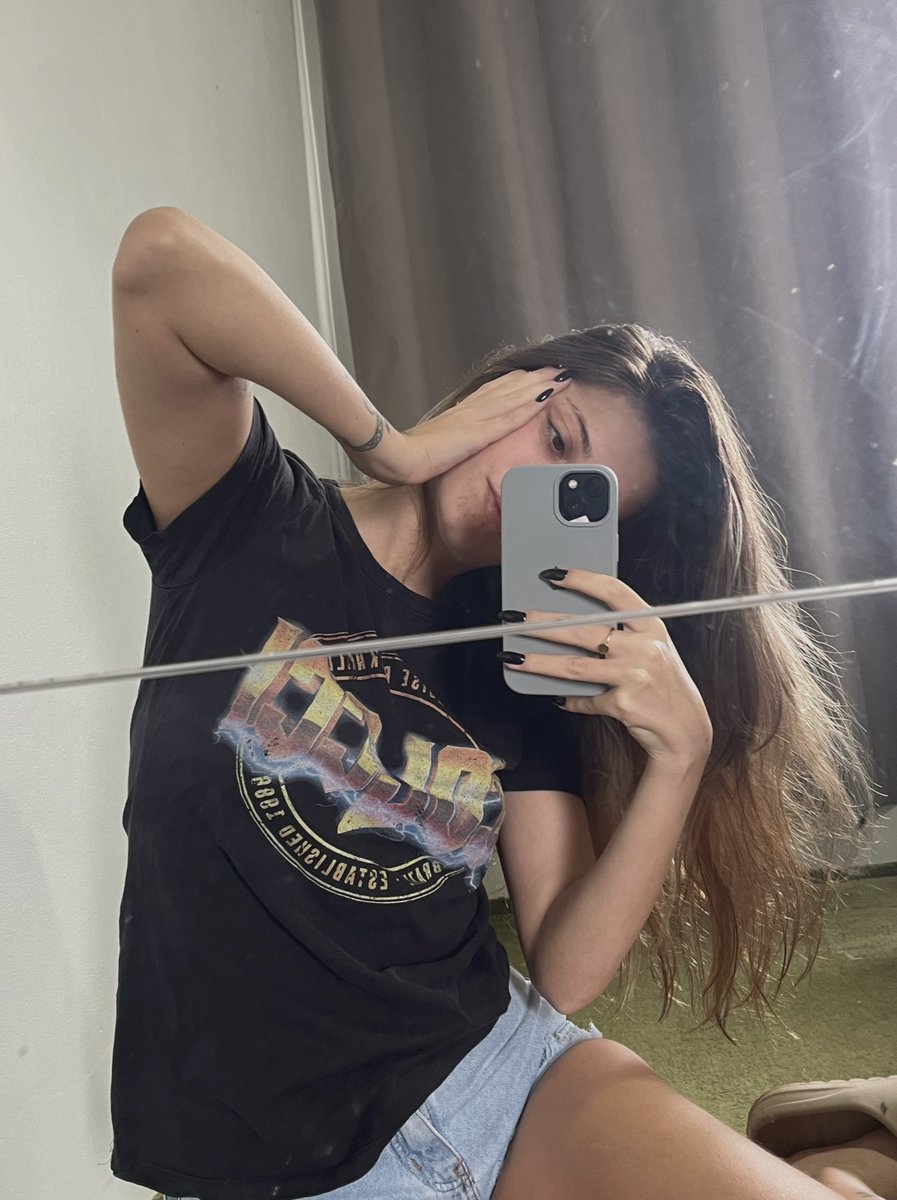 firelightrish's tweet image. Ugh cant believe she did that again like girl read the room