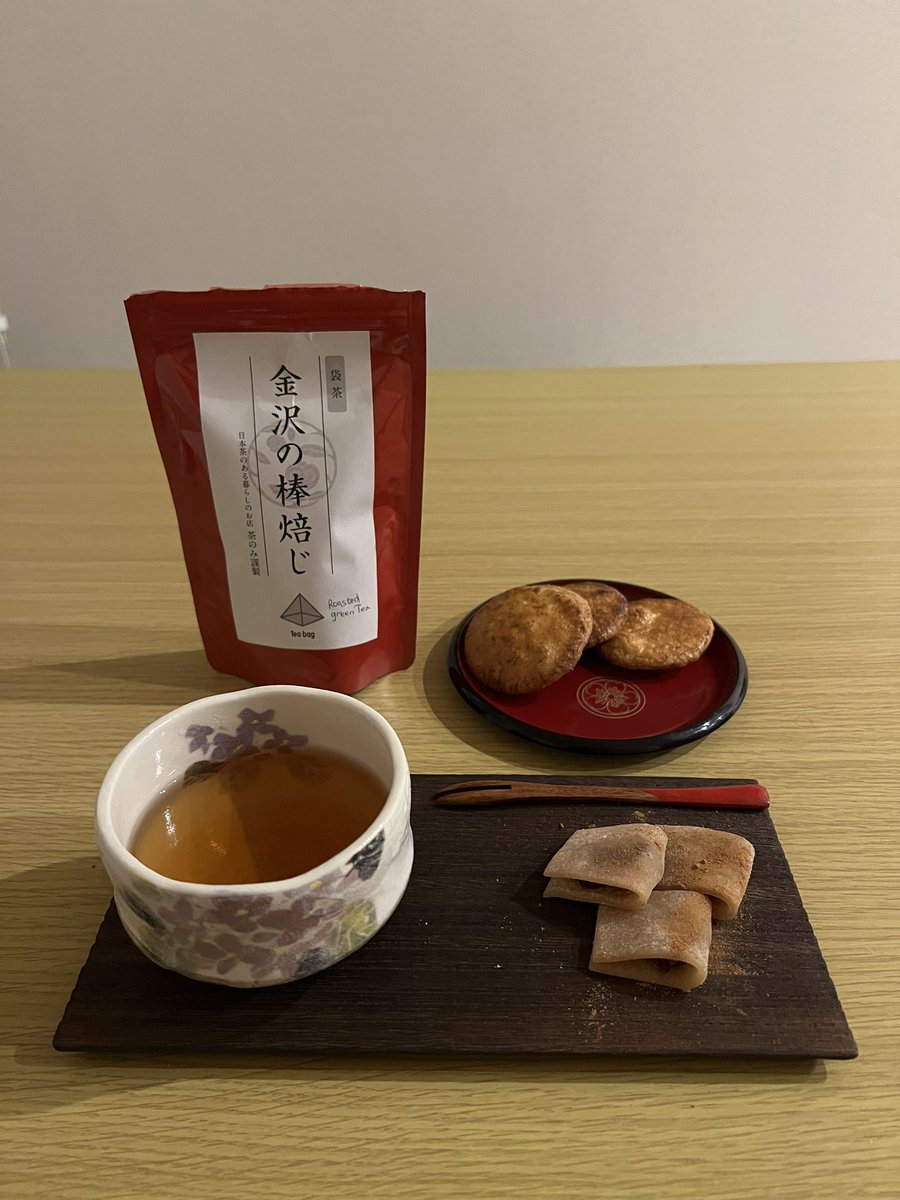 FatimahBHR's tweet photo. せっかくだからこの前(去年😭)　@kirikirinononon さんからもらったのをアップするね〜　ドライ味噌汁最高に美味しかった😳またどっか見つかったら買っちゃう😋生八ツ橋はシナモン味でうちのお菓子でよく使われてるスパイス！馴染みのある味だったが何かが足りない気がしてデーツ入れちゃった🫣 https://t.co/qYhM1B8fZV