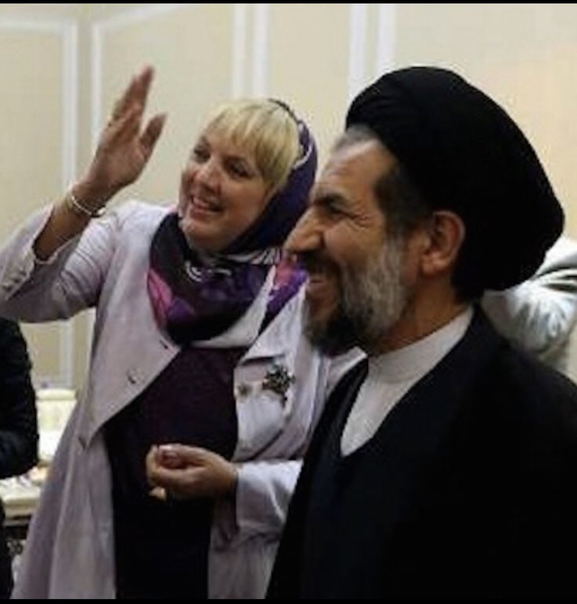 MonirehKazemi's tweet photo. An alle, die ständig sagen, das iranische Volk müsse seine Probleme selbst lösen: Das iranische Volk kämpft seit dem 8. März 1979 – seit 46 Jahren. Es geht auf die Straße und bringt unzählige Opfer. Doch es sind westliche Politiker, Journalisten und internationale Organisationen (wie die UN, die EU, die IAEA usw.), die das Terrorregime in Teheran weiterhin unterstützen – und damit gegen das iranische Volk handeln.

Man sollte nicht vergessen: Auch das deutsche Volk konnte sich nicht allein vom Nazi-Regime befreien. Niemand hat damals die Alliierten kritisiert oder von ihnen verlangt, dass die Deutschen das Verbrecherregime ohne Hilfe stürzen.  Genauso wie die Alliierten Nazi-Deutschland nicht aus Liebe zur Demokratie, sondern aus eigenem Interesse und zum eigenen Schutz angegriffen haben, handelt auch Israel. Israel greift das Terrorregime an – aus Selbstschutz und im eigenen Interesse. Ganz einfach, weil die Weltgemeinschaft versagt hat.

Wenn die Weltgemeinschaft ein Ende der Eskalation und Frieden will, muss sie Khamenei mit allen Mitteln und geschlossenem Willen unter Druck setzen, damit er die Waffen niederlegt und kapituliert.

 @Die_Gruenen  @SZ @spdde @AussenMinDE @bundeskanzler @CDU  @ZDFheute @tagesschau