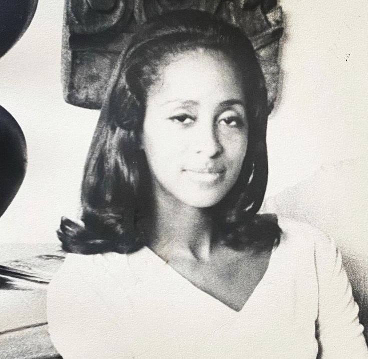 A 👑

Happy Birthday, Marla Gibbs 🎉🎂