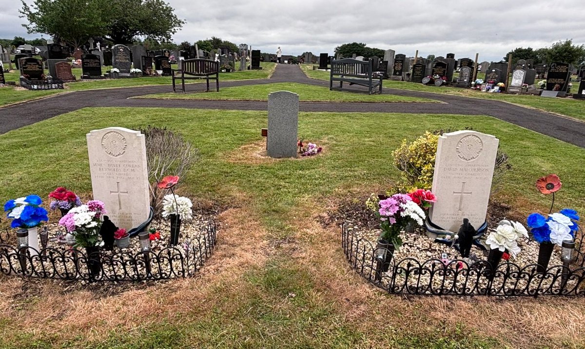 Guardsman James Boyle Curran Reynolds DCM and Guardsman David Malcolmson, who were both killed in action on the last day of The Falklands War, 43 years ago today,  lie side by side in Knadgerhill Cemetery, Irvine 💂💂 

Lest we Forget these brave young Scottish Warriors 🏴󠁧󠁢󠁳󠁣󠁴󠁿🇬🇧
