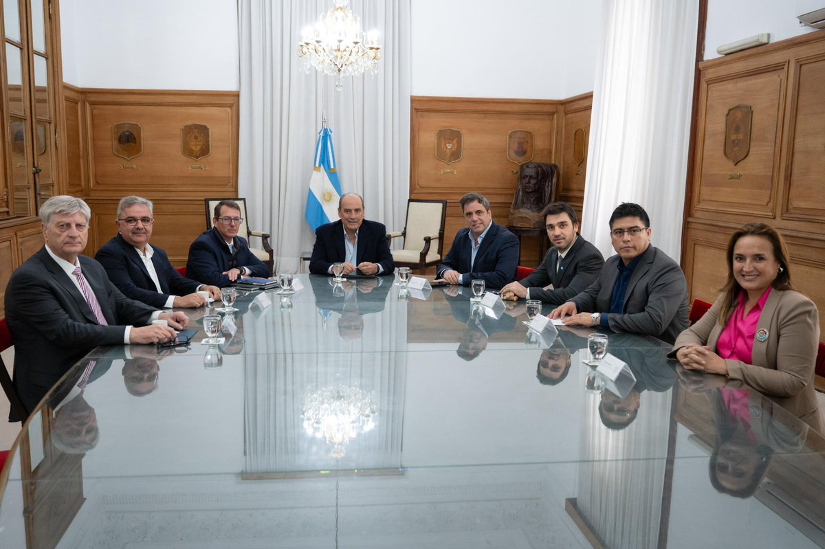 AVANZAR HACIA UN MODELO FISCAL QUE ESCUCHE A LA ARGENTINA QUE PRODUCE

En la Casa Rosada, junto a gobernadores de distintas provincias, nos reunimos con el jefe de Gabinete nacional, <a href="/GAFrancosOk/">Guillermo Francos</a> , para expresar nuestra preocupación por la caída de los recursos coparticipables y