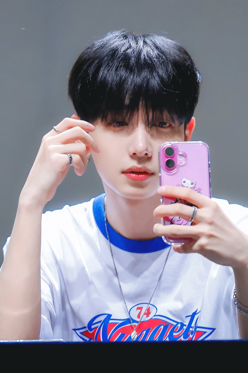 𝙨𝙤𝙢𝙚𝙩𝙝𝙞𝙣𝙜. tweet media