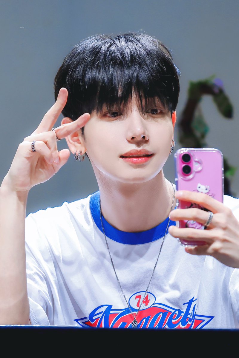 𝙨𝙤𝙢𝙚𝙩𝙝𝙞𝙣𝙜. tweet media