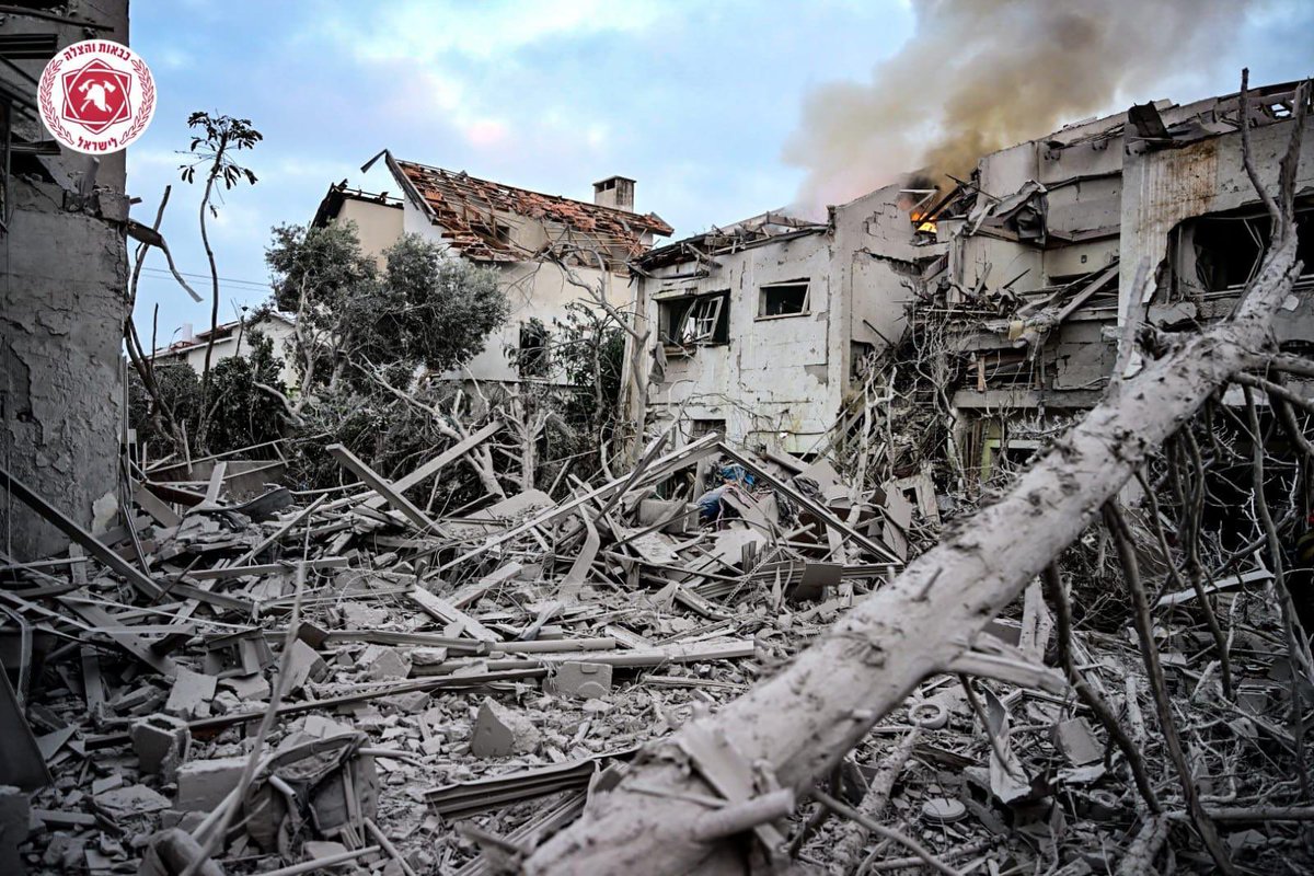 Tres personas asesinadas y más de 160 heridos por misiles iraníes.

Esta madrugada el régimen iraní disparó misiles contra centros poblados en Israel.

En las fotos: Un edificio en el centro de Israel impactado por misil iraní.

📸Kobi Richter/ Israel Fire and Rescue Services