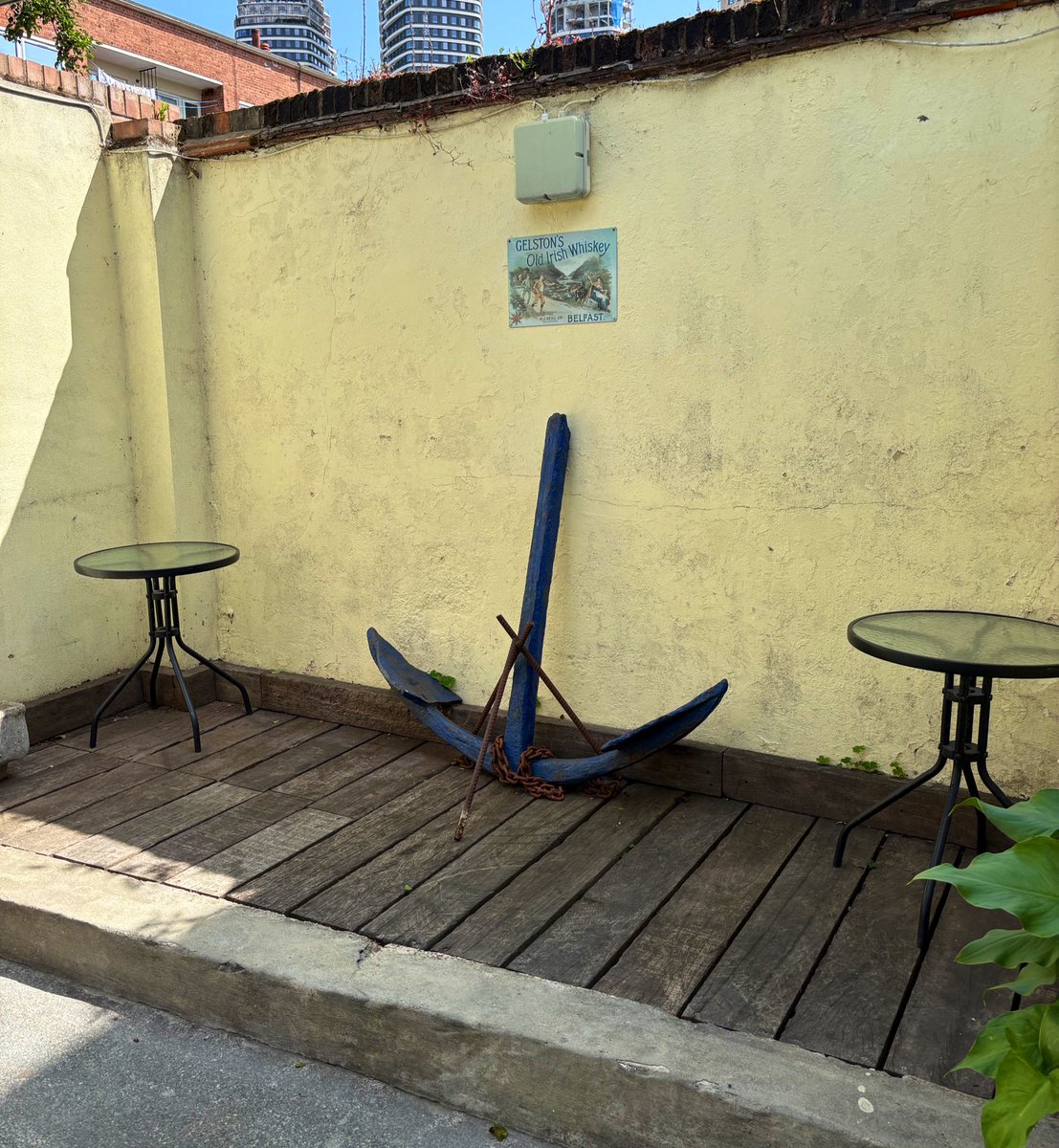 LondonPubMap's tweet image. The Hope &amp;amp; Anchor in Poplar. This is a proper oldschool East End pub. The Gigi’s are on the telly, all the regulars are sat around the bar, there are two Fives boards and the hospitality is warm, loved it.
#hopeandanchor #poplar