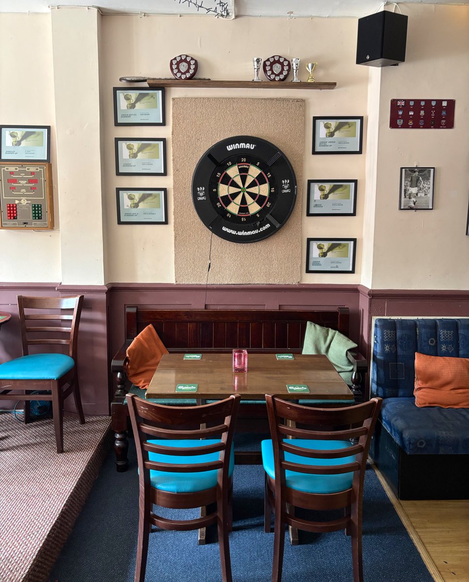 LondonPubMap's tweet image. The Hope &amp;amp; Anchor in Poplar. This is a proper oldschool East End pub. The Gigi’s are on the telly, all the regulars are sat around the bar, there are two Fives boards and the hospitality is warm, loved it.
#hopeandanchor #poplar