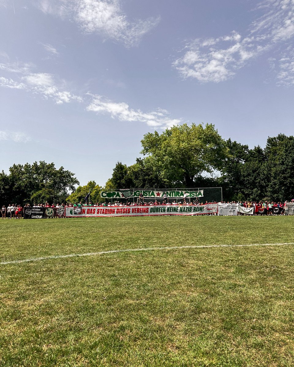 FCAugsburg's tweet image. 1️⃣5️⃣ Jahre Copa Augusta Antiracista! ❤️💚🤍 Heute wird wieder neben dem Rosenaustadion gespielt - auch die #FCA-Geschäftsstelle ist wie gewohnt mit einem Team vertreten! 💪 

Das Fanprojekt Augsburg des Stadtjugendrings organisiert das antirassistische Fußballturnier gemeinsam…
