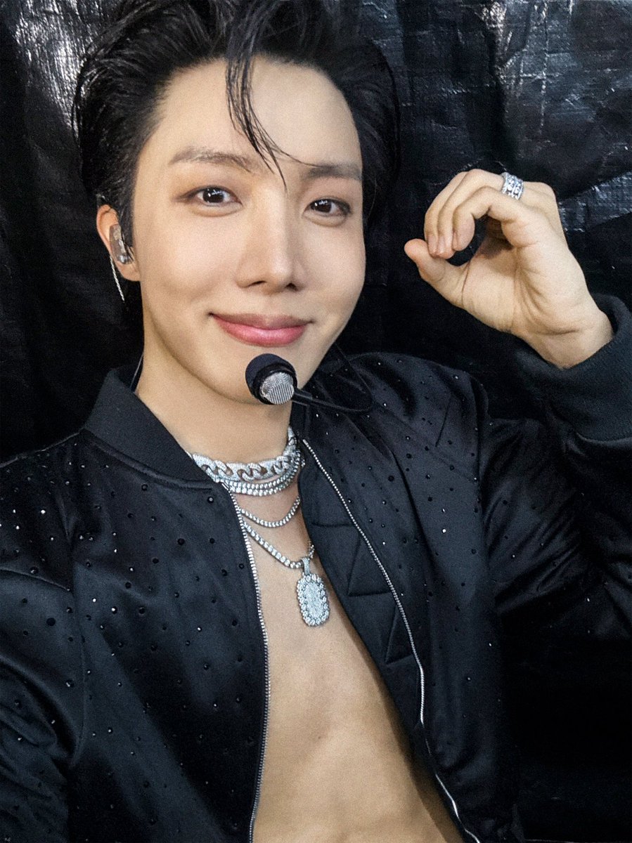 vantave's tweet image. j-hope, our safety zone.

#HOPE_ON_THE_STAGE_TOUR_FINAL #HOS_TOUR_FINAL #jhope_TOUR