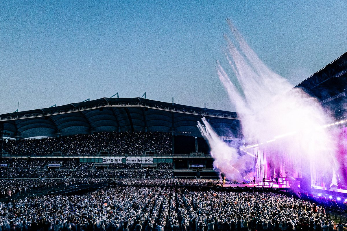 vantave's tweet image. j-hope, our safety zone.

#HOPE_ON_THE_STAGE_TOUR_FINAL #HOS_TOUR_FINAL #jhope_TOUR