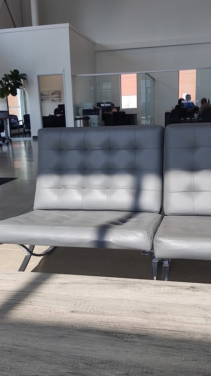 Visionladss's tweet image. Design tip from real life:
See that symmetry, soft light, clean lines?
That’s balance.
Use it in your layouts - even waiting rooms know what’s up. 👀
#VisionLads #DesignBasics
