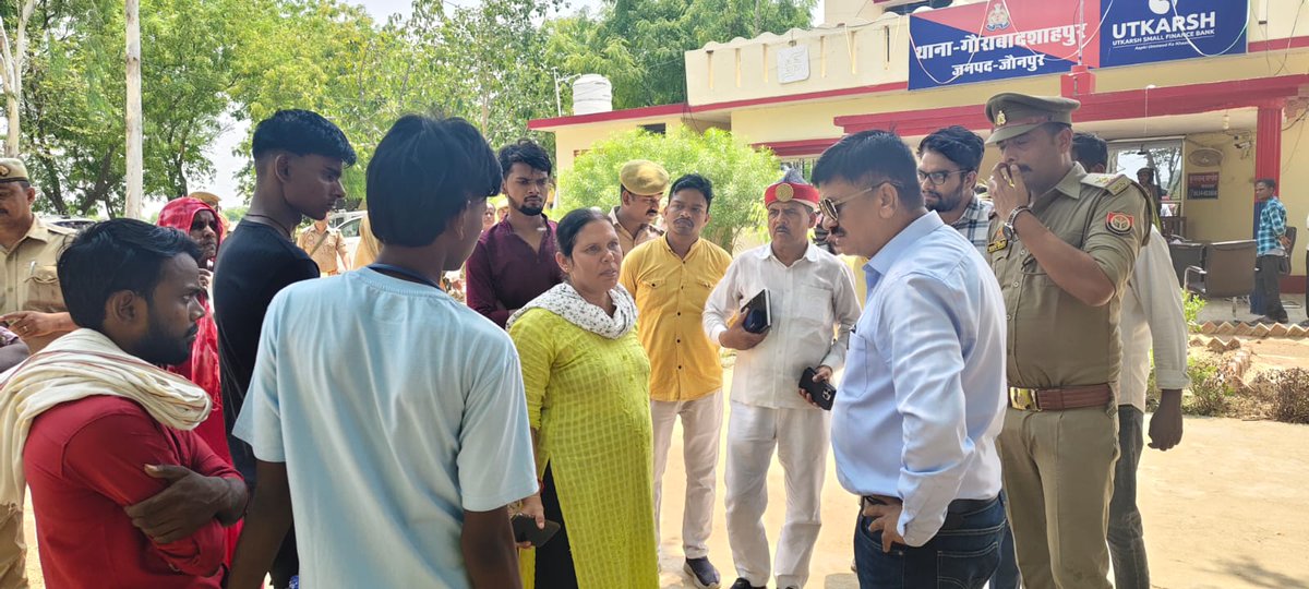 ➡️आज दिनांक 14-06-25 को थाना गौराबादशाहपुर में थाना समाधान दिवस का आयोजन किया गया। इस अवसर पर आम जन मानस की शिकायतों को सुना गया। इस दौरान राजस्व विभाग एवं पुलिस विभाग से सम्बंधित प्रार्थनापत्र प्राप्त हुए जिनमें कुछ का मौके पर निस्तारण कराया गया तथा शेष सभी प्रकरण में राजस्व