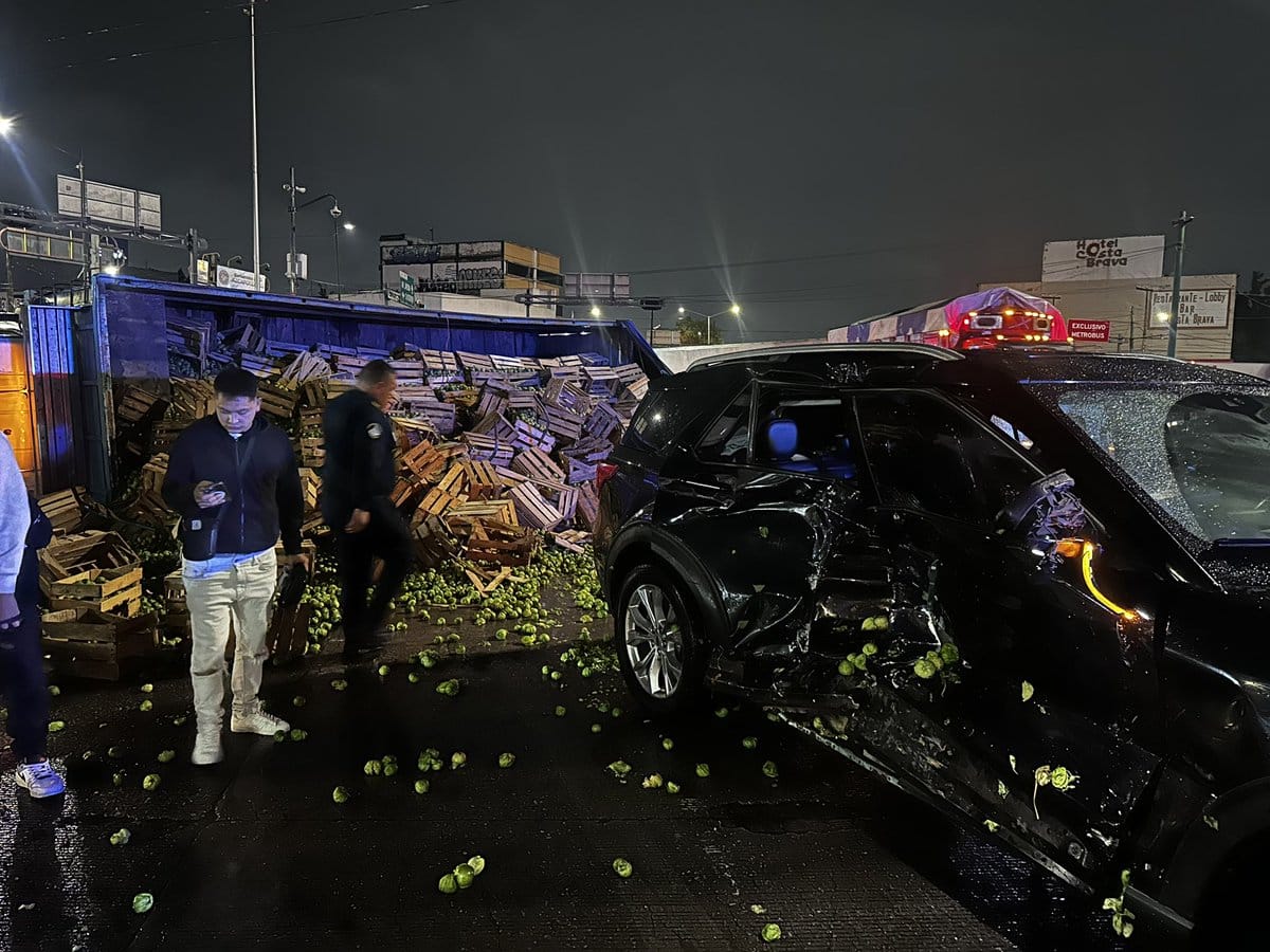 IroniaLD's tweet image. Durante la madrugada se registró una #volcadura en donde vieron involucrados una camioneta #particular que choca contra un #camión que transportaba tomates.

Esto ocurrió en el cruce de Calz. #Vallejo y Eje 3 Nte #Cuitlahuac. Col. Porvenir.
Alc. #Azcapotzalco #CDMX