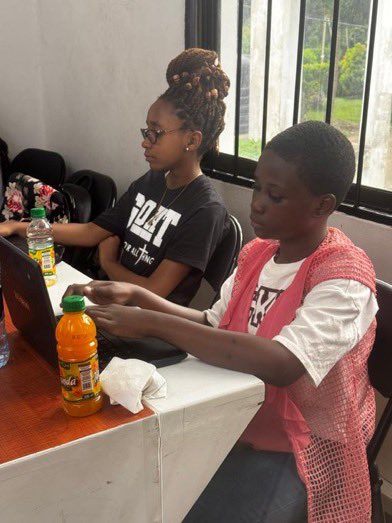 chapo255's tweet image. Mliokosa darasa la @KodeUniKids bado kuna  fursa nyingine kuanzia 23/6 - 4/7

Mlete mtoto wako asikae nyumbani kipindi hichi cha likizo ajifunze skills mbalimbali.

Fanya Mawasiliano 0745000555

 #SummerCodeSurge #KodeUni #CSForAll