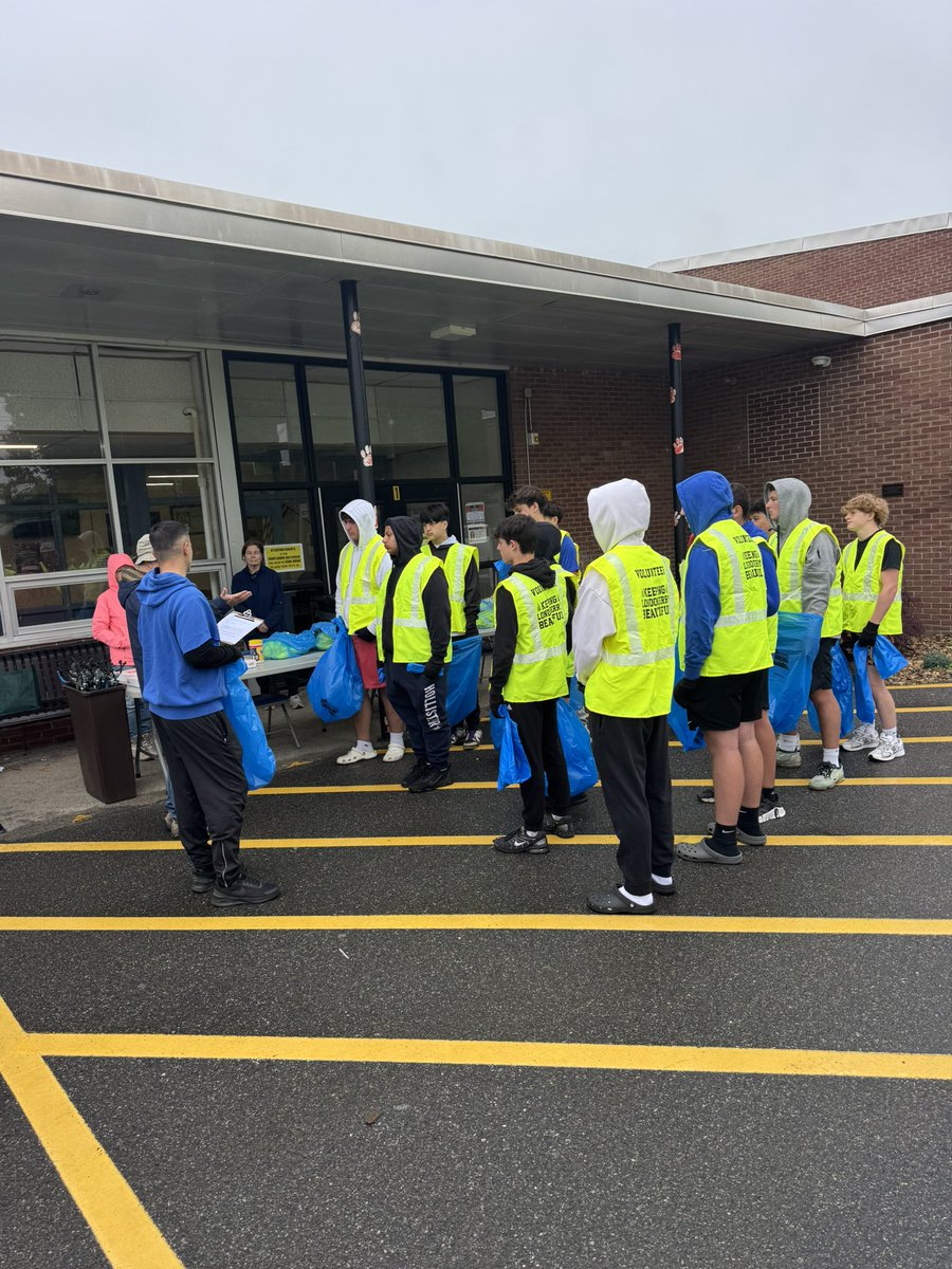 Proud of our boys for giving back! 💪🌳 This morning, our football team rolled up their sleeves to help beautify Londonderry. Hard work, teamwork, and community pride on full display! #LancerNation #CommunityFirst #LondonderryPride