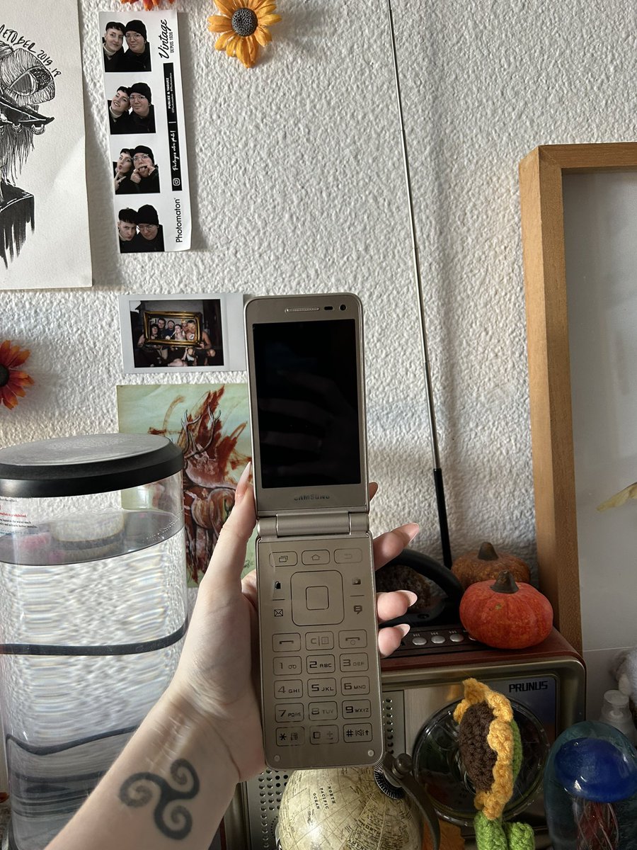 astrestoile's tweet image. Je vends mon samsung galaxy folder 2 avec boîte, chargeur etc en parfait état. Je l’ai acheté il y a deux mois mais je ne l’ai utilisé qu’une semaine, pour diverses raisons ce n’était pas pour moi ! 

Il a l’avantage d’être à clapet mais aussi tactile, de supporter des ⤵️