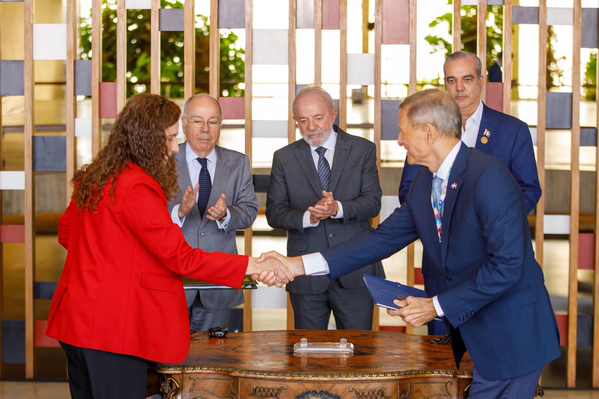 🇩🇴🤝🇧🇷| El canciller <a href="/RobalsdqAlvarez/">Roberto Alvarez</a> y su homólogo de la República Federativa de Brasil, Mauro Vieira, firmaron un Memorando de Entendimiento en materia de cooperación interinstitucional, entre el Instituto de Educación Superior en Formación Diplomática y Consular (<a href="/INESDYC_RD/">INESDYC</a>)