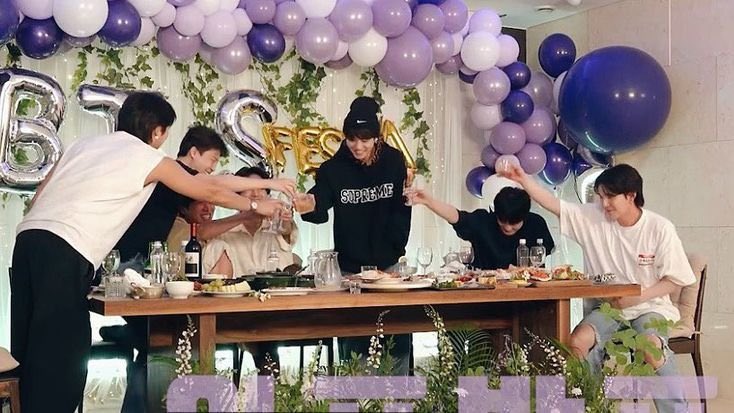 btschartsxdaily's tweet photo. 🔙 It's been 3 years since @BTS_twt BTS FESTA DINNER 2022😭 https://t.co/yPOnQRJV01