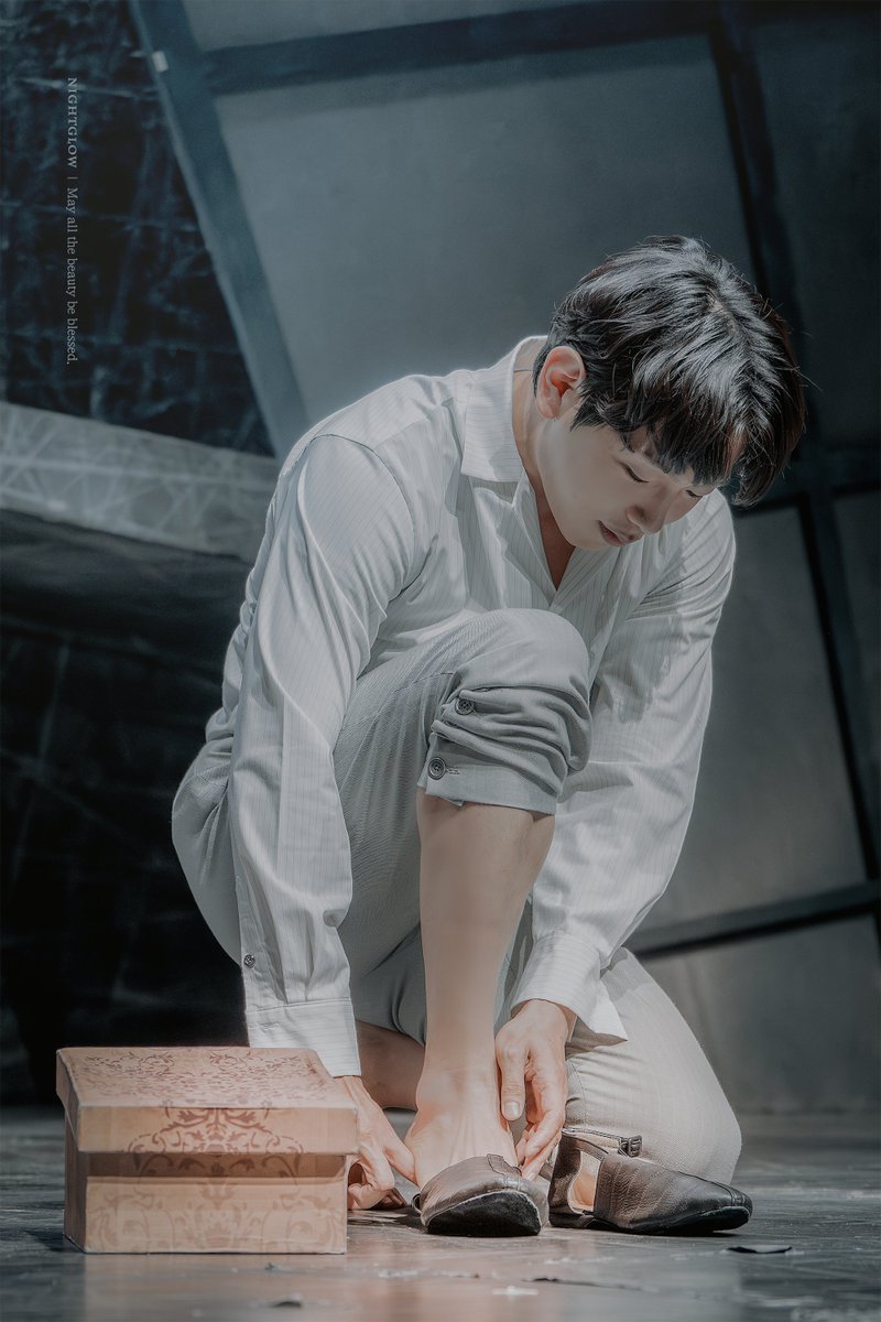 250614 뮤지컬 니진스키 무대인사
니진스키 #신주협 배우님 
디아길레프 #김종구 배우님

신발 배달 왔습니다.