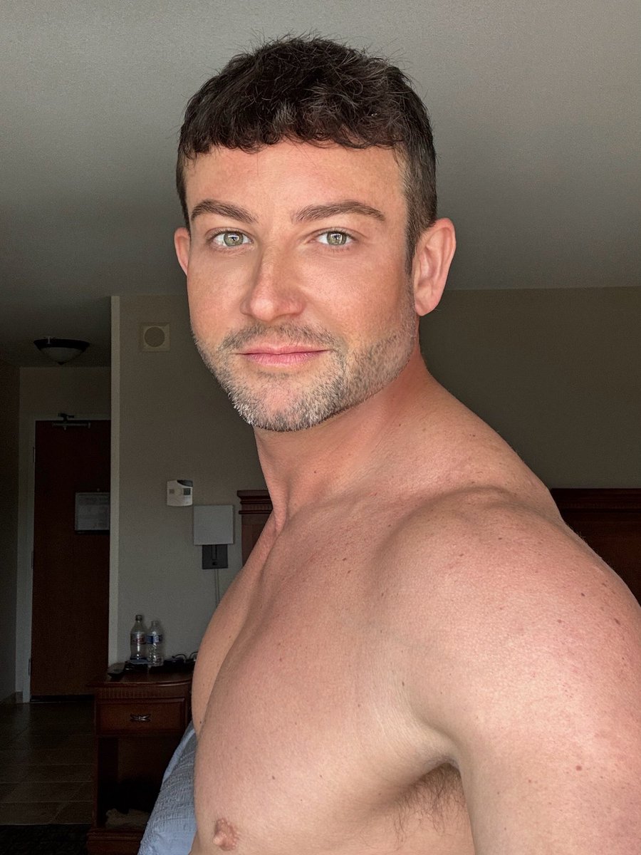 koatyblayne's tweet photo. Currently accepting room service… but only if you know how to knock real soft. 😈 Which photo made you bite your lip? And which made you roll your eyes? (Comments at my expense are expected and encouraged. LOL)
#ThirstTrapAlert #RocklandAfterDark #SoftKnockHardBody #LinkInBio #Subscribe #HotelLife