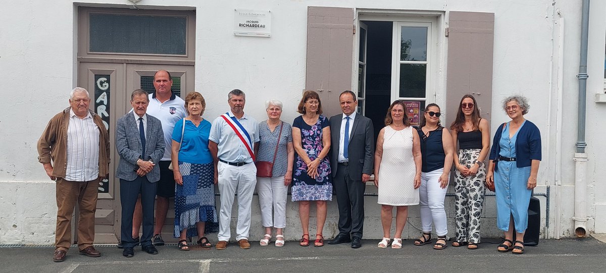 BARUSSEAU Fabrice (@fbarusseau) on Twitter photo Très heureux d'avoir pu honorer aux côtés de <a href="/fmesnard/">Françoise Mesnard</a> la mémoire de Jacques Richardeau, avec les élus de Commune de Mazeray, sa famille et les habitants. Un maire qui s’est engagé au plus près de sa commune durant 25 ans. L'école portera à présent son nom. Très heureux d'avoir pu honorer aux côtés de <a href="/fmesnard/">Françoise Mesnard</a> la mémoire de Jacques Richardeau, avec les élus de Commune de Mazeray, sa famille et les habitants. Un maire qui s’est engagé au plus près de sa commune durant 25 ans. L'école portera à présent son nom.