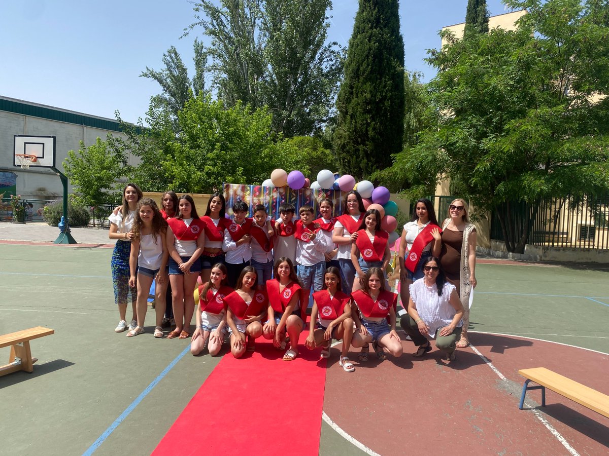 Agradecemos a las familias, docentes y en especial al alumnado de 5 años y 6º de EP por su graduación. ¡Enhorabuena!
