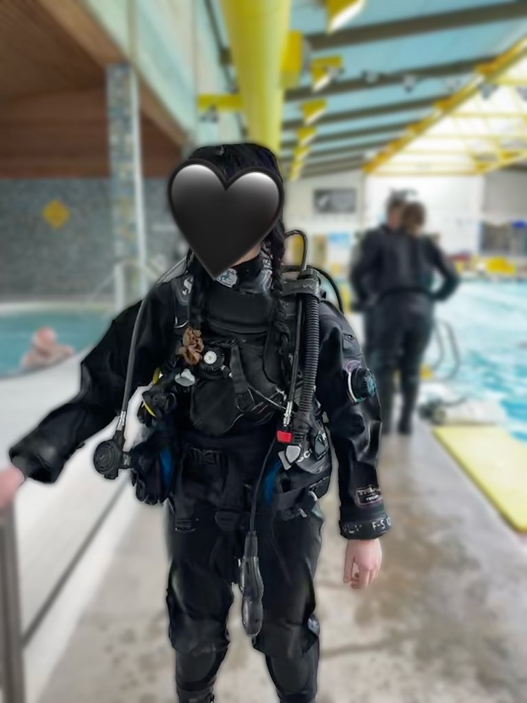 goin scuba diving in the ocean today, wish me luck !! 🦈🪼,,, i hope i see gura