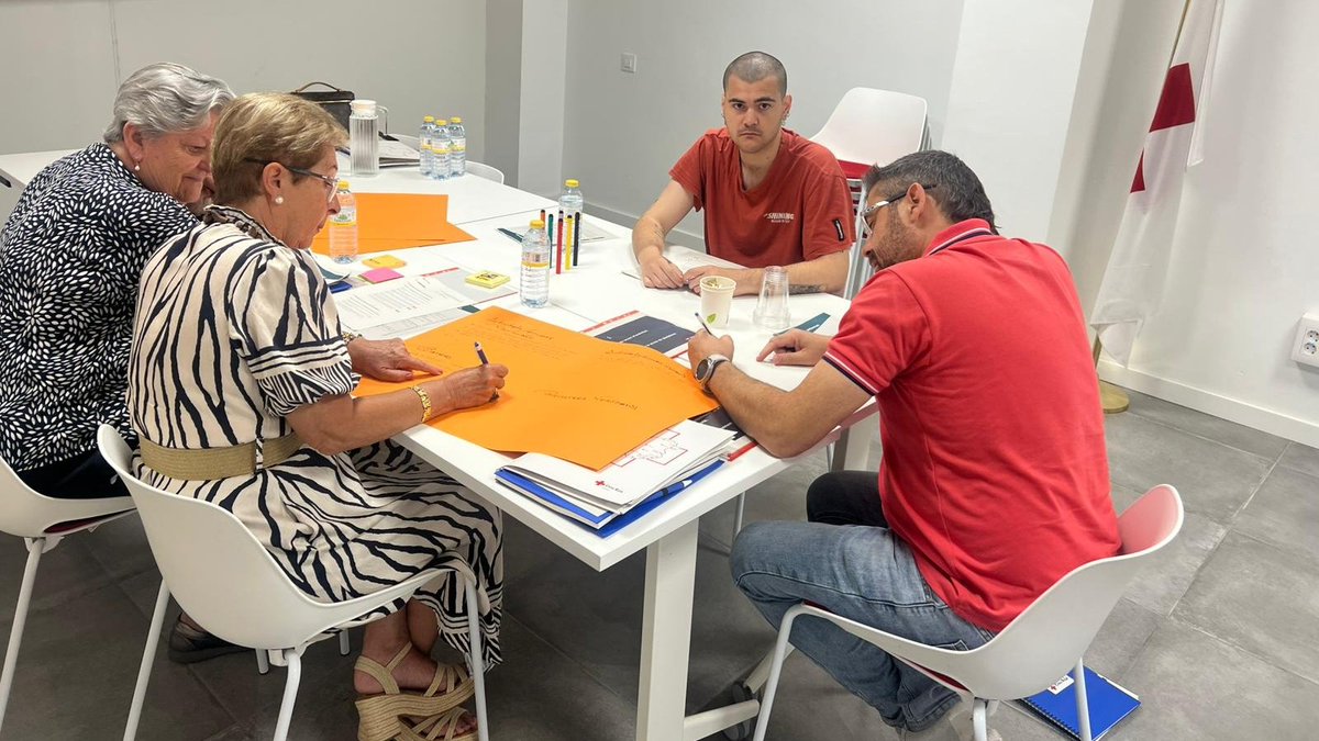 Avui hem treballat en la jornada de participació institucional amb presidències i representants dels òrgans de govern locals i comarcals de la Creu Roja a la demarcació de Girona,
l'estratègia de participació,l'anàlisi dels compromisos o identificació de referents de participació
