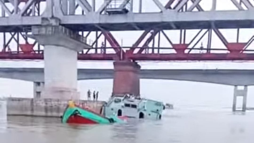 আশুগঞ্জে রেলসেতুর পিলারে ধাক্কা লেগে মেঘনায় পাথরবাহী বাল্কহেড ডুবে গেল
