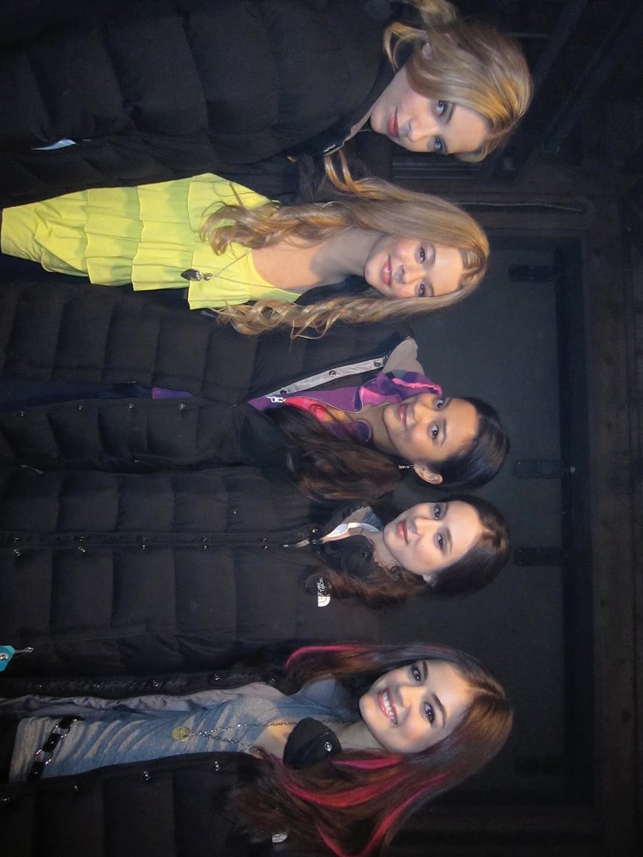 PLLiarsFinale's tweet photo. Tengo sentimientos encontrados con la última publicación de Shay Mitchell y los 15 años de Pretty Little Liars ❤️‍🩹 https://t.co/r6onytOY81