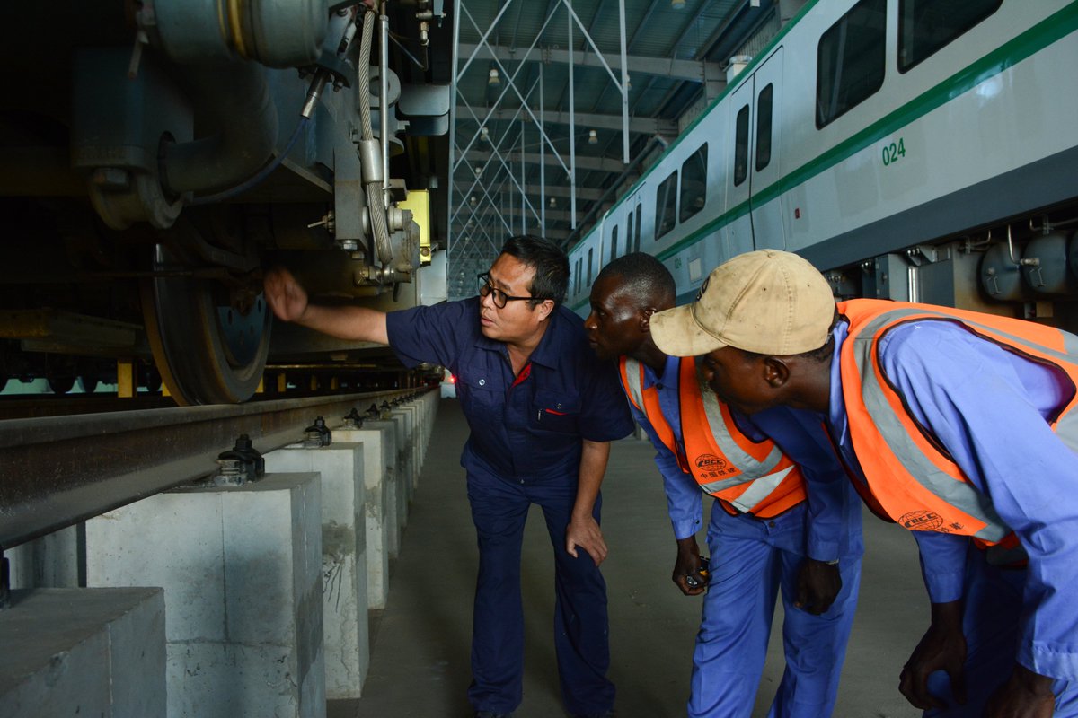 In #CCECC’s train maintenance workshop in #Nigeria, Chinese mentors explain with care while local trainees take focused notes. From hands-on training to real-world practice, a new generation of skilled local technicians is emerging.🚆🇳🇬
#DialogueOfCivilizationsViaPictures