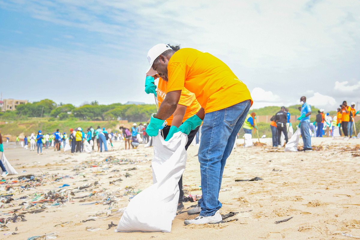 🌊 In commemoration of #UN80 and #WorldOceansDay, UNFPA joined the UN Country Team in Ghana for a beach clean-up at the Regional Maritime University. This initiative aimed to raise awareness about the harmful impact of plastic waste on our oceans and the environment.