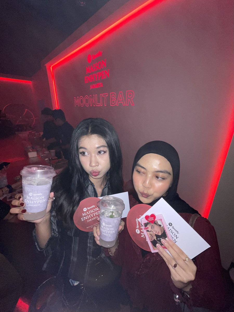 newsbIush's tweet photo. partner throughout the whole Maison ENHYPEN experience, love u the ikeu to my won #yoiz @sayeviour 🫰🏻 https://t.co/TDsRMdrYM4