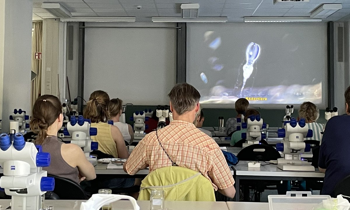 Der erste Mikroskopiertag geht schon zu Ende. Morgen geht es mit einer neuen Gruppe weiter,