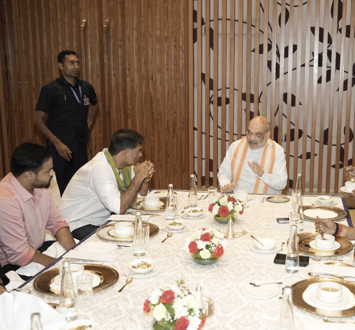 Dear Trolls 
कुंभ में कमियों को उजागर किया तो अच्छे थे 
कोविड में कमियों को उजागर किया तो अच्छे थे 
पहलगाम में सद्भाव की बात की तो अच्छे थे 
मोरबी में अस्पताल की पुताई दिखाई तो अच्छे थे 

गृहमंत्री से मुलाकात कर ली तो बुरे हो गए? सभी पार्टी के नेताओं से मिलते हैं,आगे भी मिलते