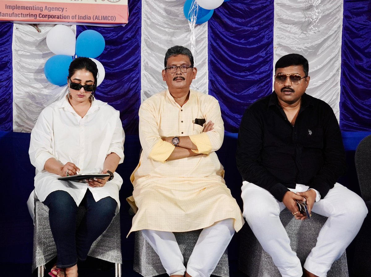 sayantika12's tweet photo. অনুষ্ঠান শেষে এই হাসিমুখ গুলোই আমাদের প্রাপ্তি হয়ে রইল, আর নিয়ে ফিরলাম ওঁদের অকৃত্রিম আশীর্বাদ। ঈশ্বর ওঁদের সুস্থ রাখুন৷
#aiddistribution #handicapped #oldage #philanthropist #baranagar #AITCSayantikaBanerjeeOfficial https://t.co/6V3bVAc03k