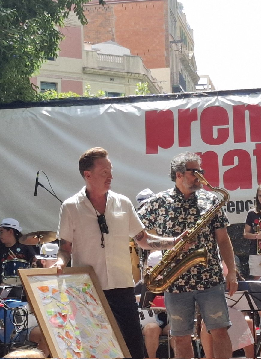 msendra2's tweet image. Visca el projecte de música de l'Escola La Concepció! Avui el premi Patxín entregat al saxofonista Dani Nel.lo que ha treballat amb les Big Bands de l'Escola. Un mtí de més de 2 hores de música i orgull d'escola de barri. Gràcies al Francesc, director de l'escola per convidar-me!