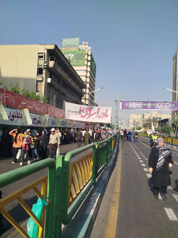 حاکمیتی که جان شهروندانش برایش اهمیت دارد، در جریان حمله نظامی و هوایی، راهپیمایی و تجمع برگزار نمی‌کند.

مسئولیت جان شهروندان با حاکمیت است و عقل و وظیفه حکم می‌کند که شهروندان به جای راهپیمایی در خیابان، در پناهگاه و محل امن باشند؛

برای جمهوری اسلامی اما تبلیغات از امنیت جانی