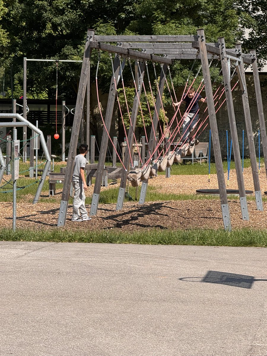 Bebeler 13-14 yaşında iki arkadaş gelip parkta oynuyorlar , biz o yaşlardayken kimi dövsek nereyi soysak diye düşünüyorduk snnsndndmdls