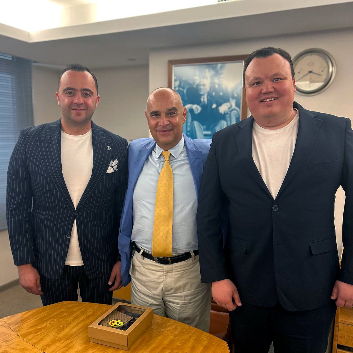 🚨Eskişehirspor Başkanı Ulaş Entok, genel kurul öncesi en büyük desteklerinden birisini şehrimizin gururu ETİ Yönetim Kurulu Başkanı Firüzhan Kanatlı'dan aldı. Kanatlı'nın, 'Desteğim devam edecek. Göreve devam edin' dediği öğrenildi.