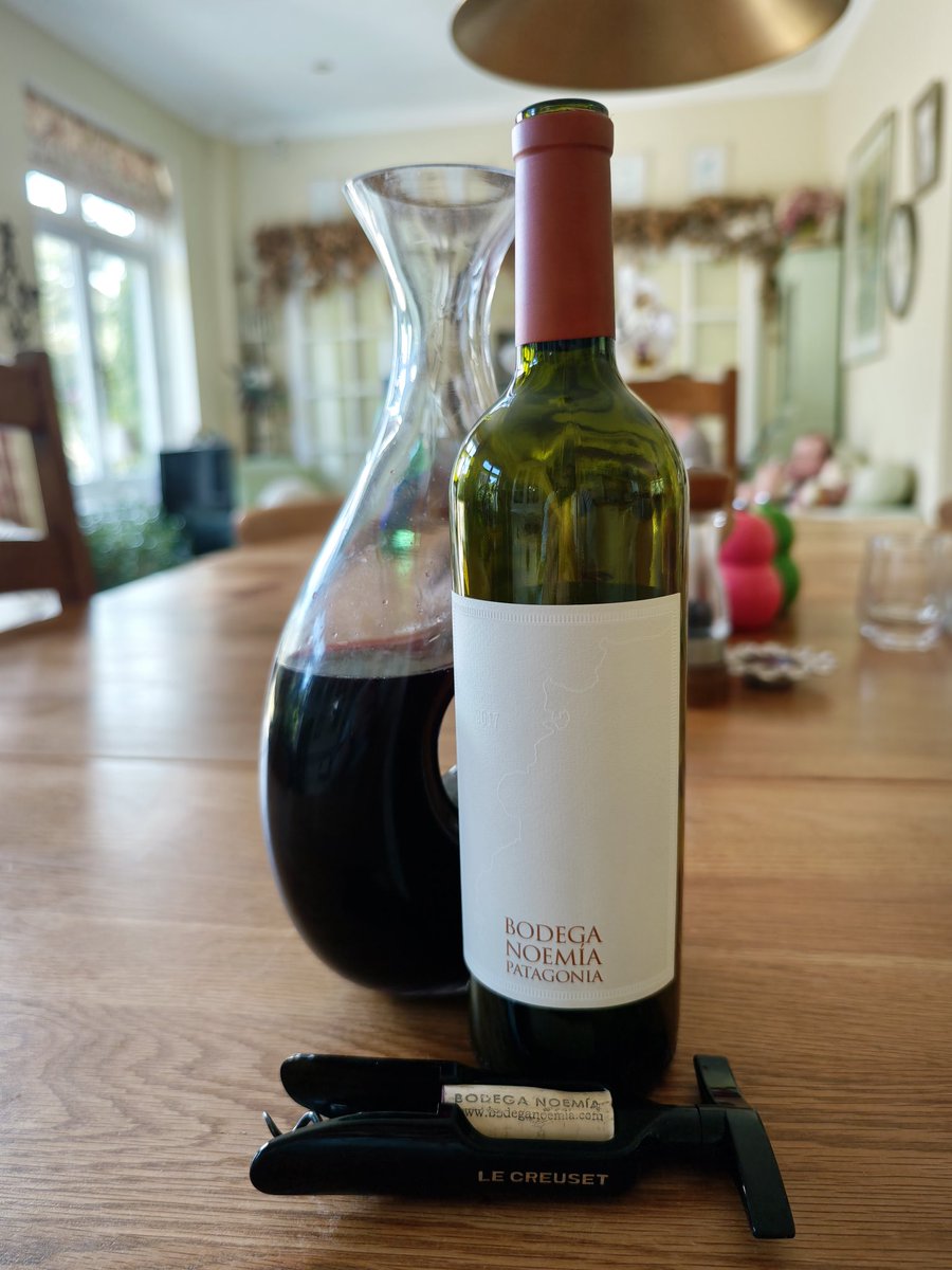 CharlesNF_no2's tweet image. Quite a drinkable Saumur ... But looking forward to this tip top Malbec made by a great old friend.