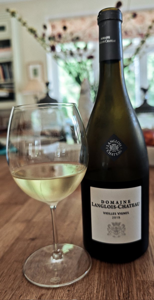 CharlesNF_no2's tweet image. Quite a drinkable Saumur ... But looking forward to this tip top Malbec made by a great old friend.