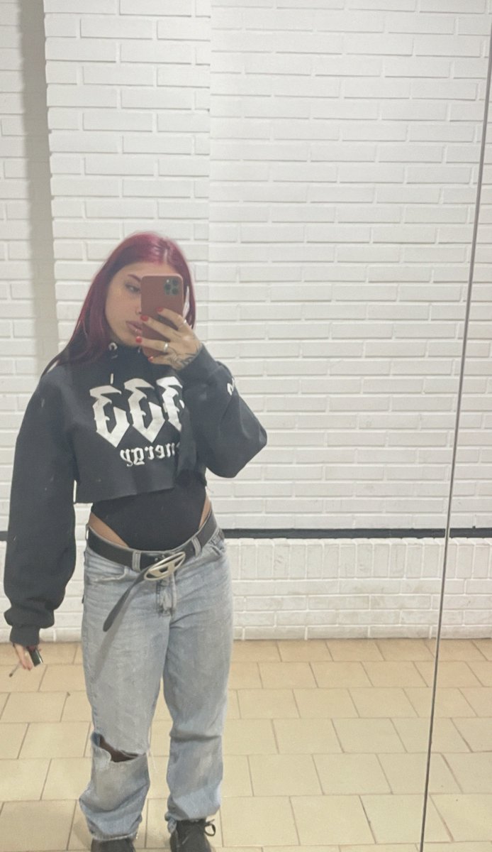 Steph_Vibes_X's tweet image. Ugh this heat is brutal today feels like i’m melting just standing here