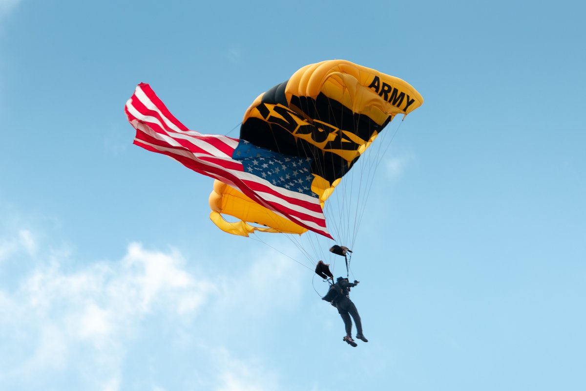 SunnFunFlyIn's tweet image. Happy Birthday to the U.S. Army! 🎉🎂

The Army celebrates its 250th anniversary today, having been founded on June 14, 1775. This photo was taken at #SNF19 with the Army Golden Knights kicking off the Daily Airshow! ✈️🪂

📸 Ken Hunt