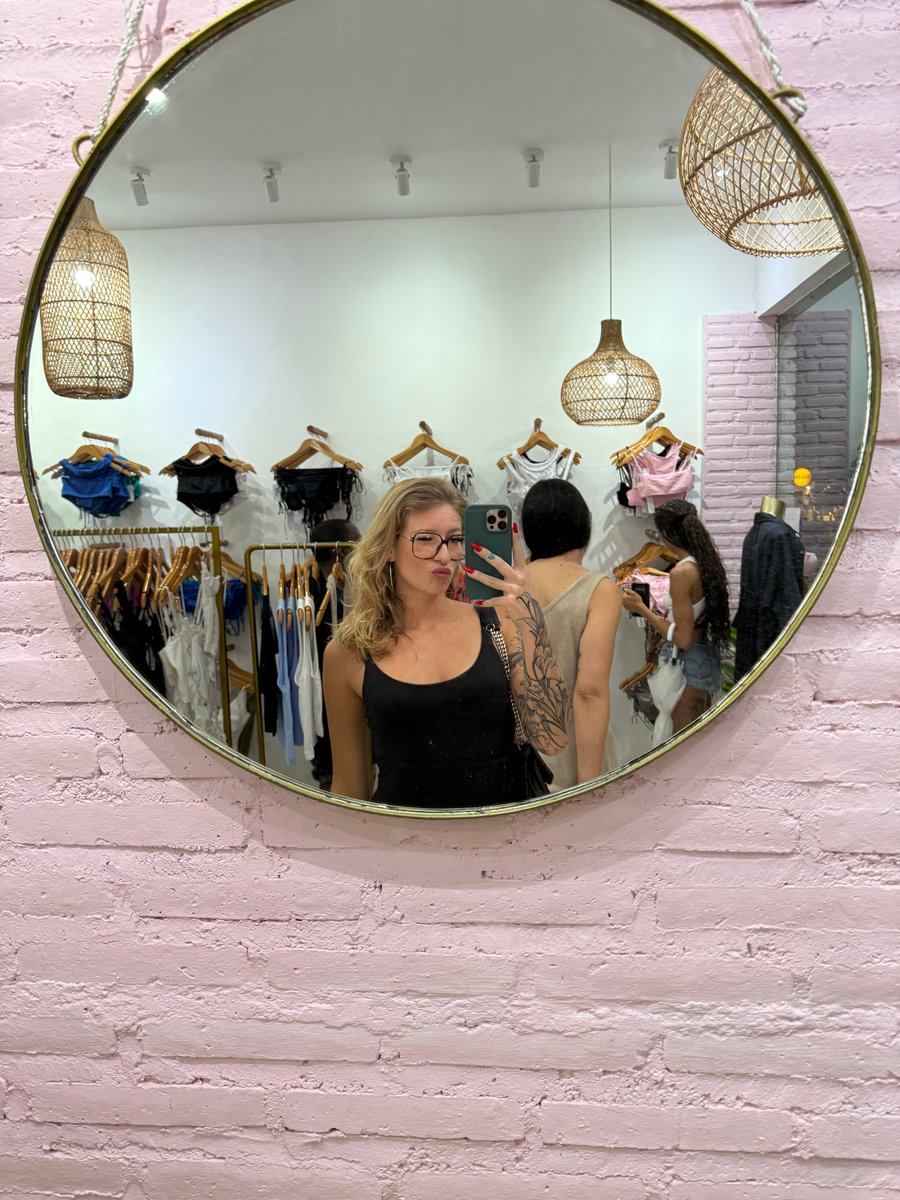 wllce_emma's tweet photo. Tu préfères les femmes qui prennent les devants ou celles qui aiment qu’on les guide ? 💋
Un petit côté sauvage ou une douceur contrôlée, dis-moi ce que tu recherches vraiment. https://t.co/Q6uKSK3Nw1