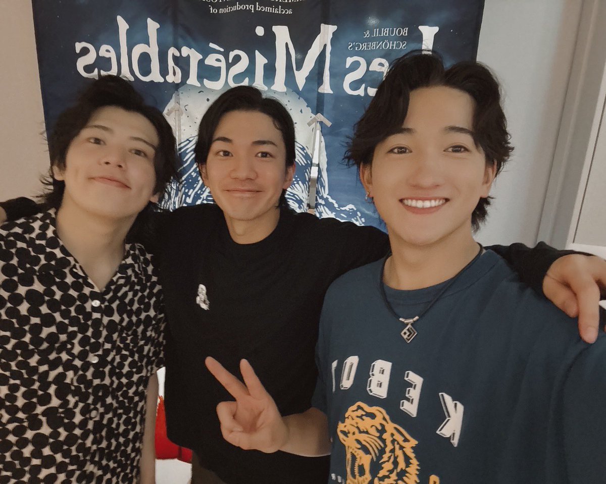 Shugo_Ishizu's tweet photo. #レ・ミゼラブル 
本日もマチソワありがとうございました🇫🇷
せいちゃんりんちゃんと！📸

せいやは初のマチソワで、共に乗り越えました

残り３公演！
明日もよろしくお願いします！

#LesMiserable 
#LesMis https://t.co/I4ESpwLUZF