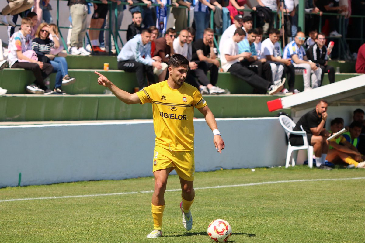 El alicantino <a href="/FranBertomeu/">Fran Bertomeu</a> defensa y ataque para la banda derecha del <a href="/lorcadeportiva/">Lorca Deportiva</a> 
El lateral derecho ha sido pieza fundamental en el equipo blanquiazul las dos últimas temporadas y se gana la confianza del club para afrontar el reto de la nueva categoría #segundarfef