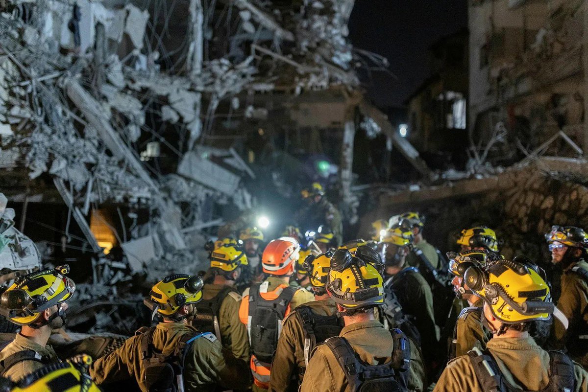 🔴Irán lanza un amplio ataque de represalia contra Israel: al menos 3 muertos y más de 70 heridos tras cinco bombardeos nocturnos sobre el centro del país. 
Netanyahu anuncia más ataques contra posiciones del gobierno iraní. La escalada hace temer una guerra regional a gran