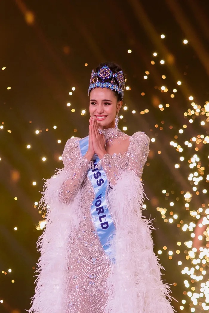 artofth's tweet photo. วันนี้หลายคนน่าจะเห็นภาพของ โอปอล - สุชาตา #MissWorld2025 กับการขึ้นขบวนรถแห่ที่ประดับด้วยมงฟ้ายักษ์อลังการ พร้อมรอต้อนรับโดยแฟนนางงามที่ใส่มงกุฏจำลอง 

เธรดนี้ขอหยิบเอาเรื่องมงกุฎมิสเวิลด์ หรือที่หลายคนเรียกว่า “มงฟ้า” มาเล่าให้ฟัง #HomeComingMissWorld2025 #MissWorldThailand2025 https://t.co/V7ZT3WuJ4s