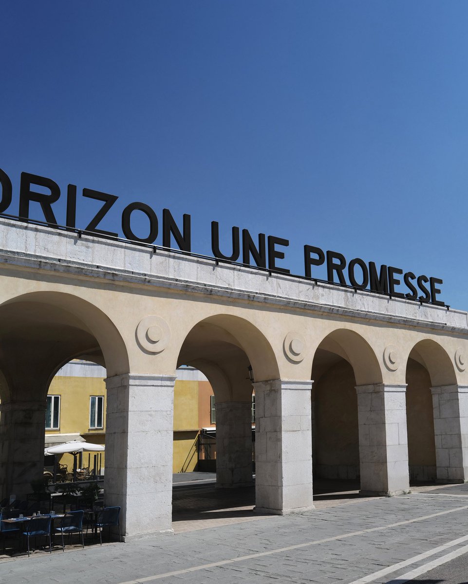 SONGER LA VAGUE
SUR UN HORIZON
UNE PROMESSE
JOËL ANDRIANOMEARISOA

BIENNALE DES ARTS ET DE L’OCÉAN 2025
TERRASSE DES PONCHETTES . QUAI DES ÉTATS UNIS
NICE . FRANCE

ON VIEW NOW UNTIL FALL 2025

#JoelAndrianomearisoa #Nice